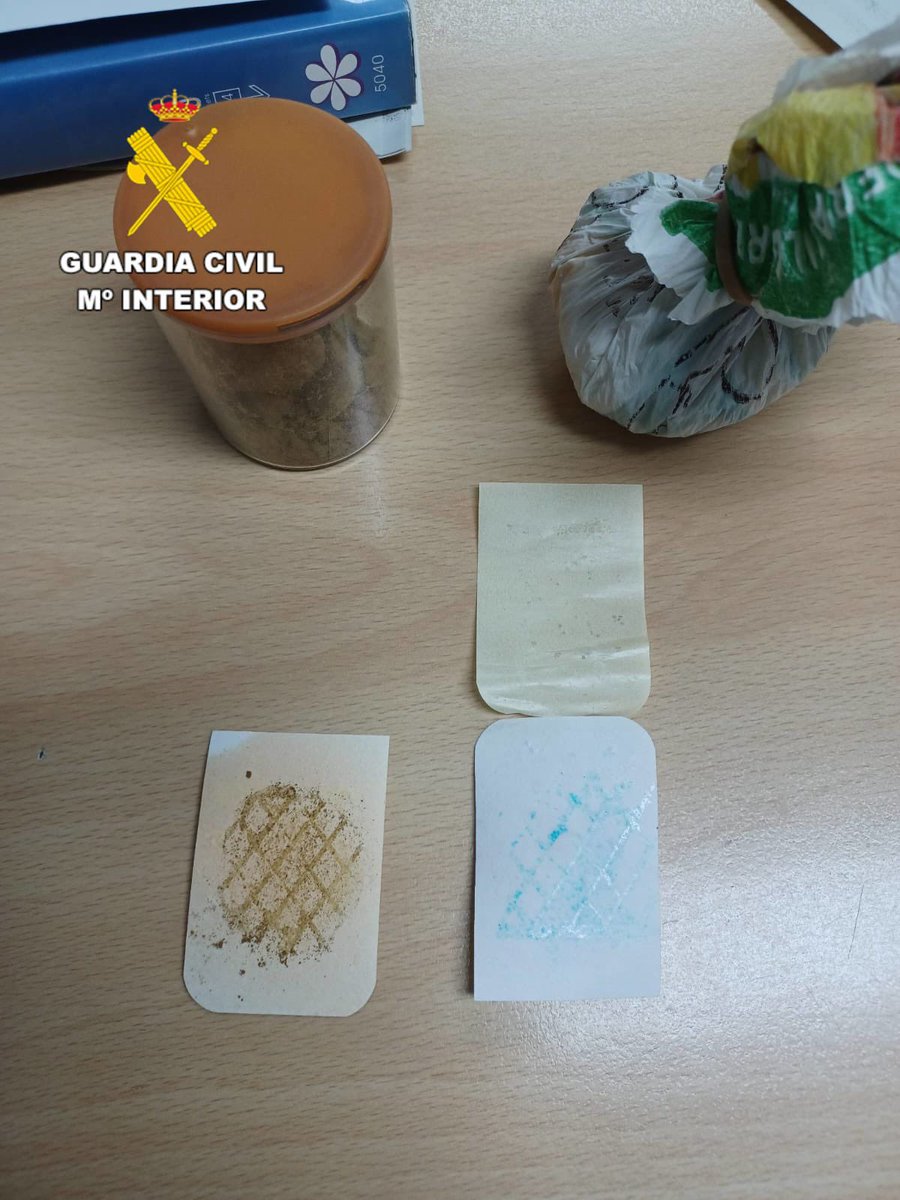 GCivilCoruna's tweet photo. 📢 La Guardia Civil detiene al responsable de un local de ocio en Sada e incauta cocaína, hachís y marihuana en una operación contra el tráfico de drogas. Seguimos trabajando por la seguridad de todos. 🚔 #StopDrogas #GuardiaCivil https://t.co/Ke4grP8RZG
