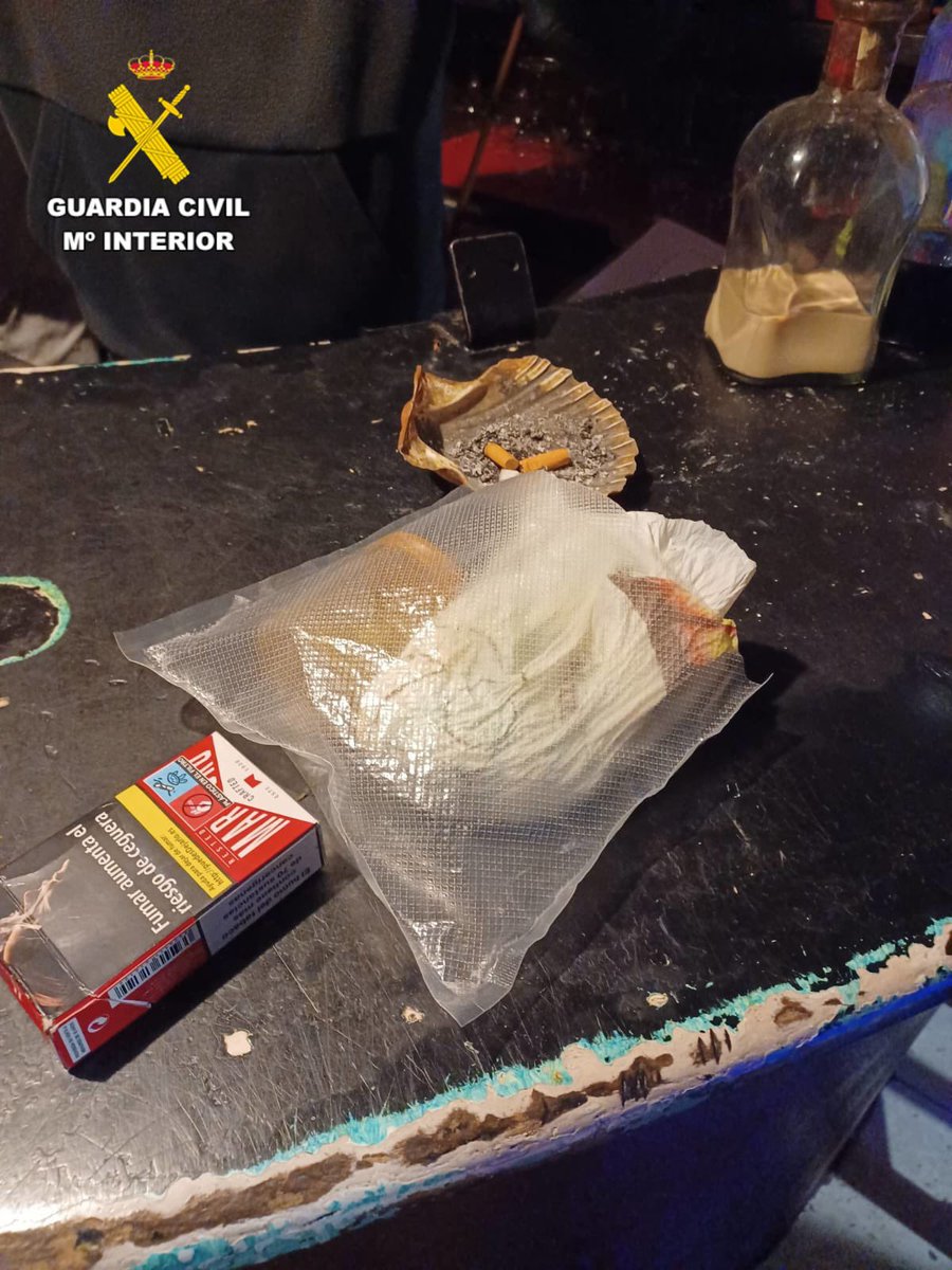 GCivilCoruna's tweet photo. 📢 La Guardia Civil detiene al responsable de un local de ocio en Sada e incauta cocaína, hachís y marihuana en una operación contra el tráfico de drogas. Seguimos trabajando por la seguridad de todos. 🚔 #StopDrogas #GuardiaCivil https://t.co/Ke4grP8RZG