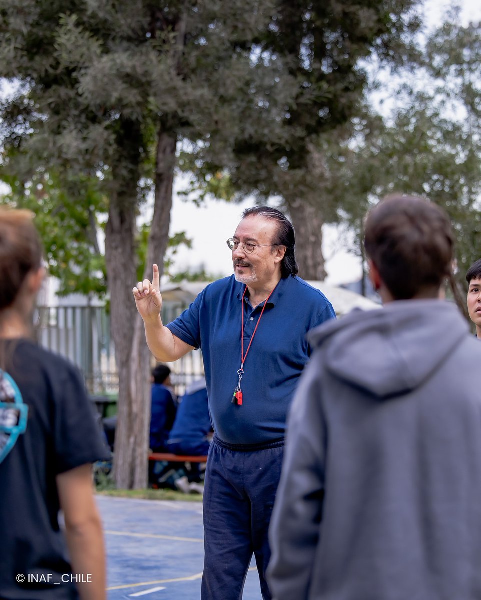 INAF_CHILE's tweet photo. Hoy estuvimos en la clase de #Basquetbol 1 🏀con el profe Carlos Álvarez y, ¡miren estas imágenes! 📷 Los chicos de EDAF nivel 300 lo dieron todo en la cancha. Estudiar lo que te apasiona se nota.
Entre risas, esfuerzo y mucha energía, ¡fue una clase increíble! 😎🙌 https://t.co/MvDDU9HeeR