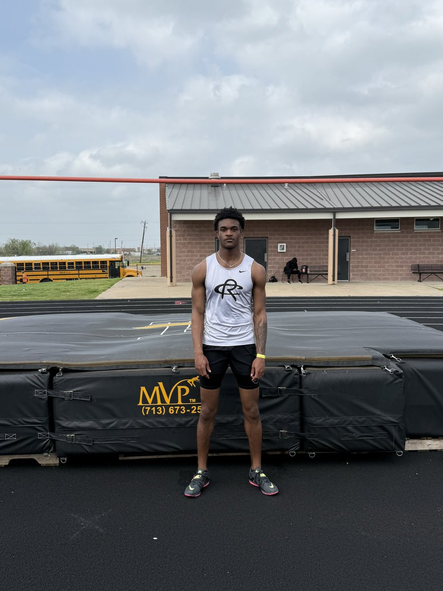 🚨🚨 NEW SCHOOL RECORD 🚨🚨
Men’s High Jump - 6-11

Jammel Ward breaks his own school record in the high jump en route to a 1st place finish at the 10-6A Championships