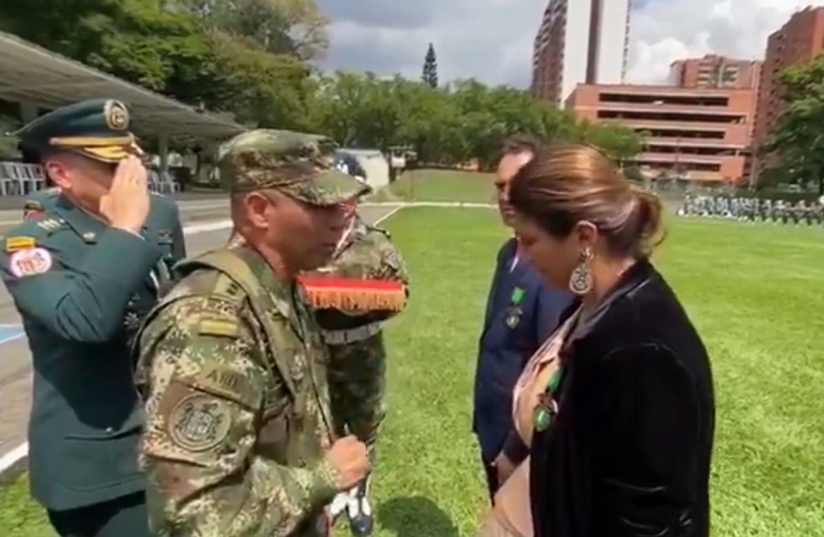 GoezFranco26739's tweet photo. Acá el #GeneralAcosador @EEZapateiro con la bandida del antro @CeDemocratico Paola Holguín.
A la bandida le haría la misma sugerencia de q la quería ver en KUKOS luego de q la condecoró . https://t.co/QVv6F3lgeC