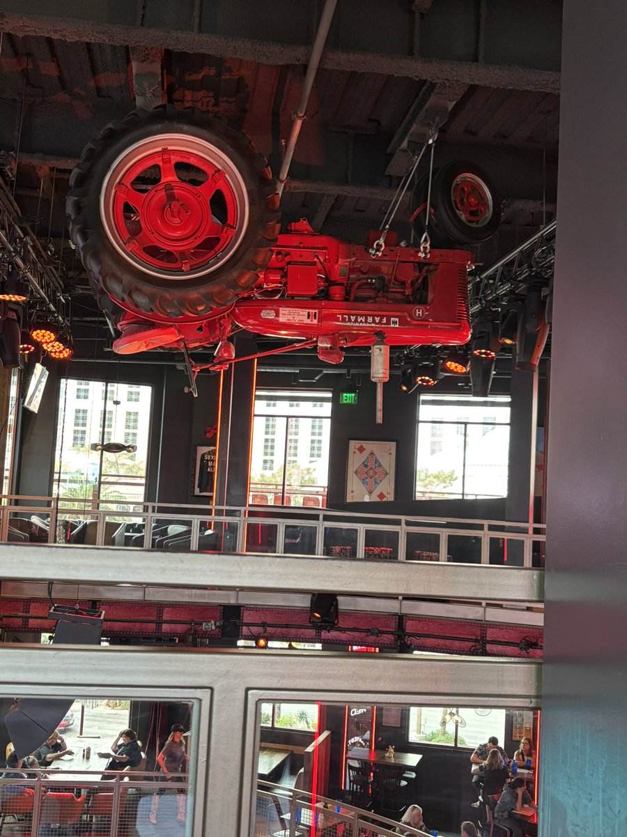 Roundy1169's tweet photo. OlE RED in Vegas. #maxarmstrong https://t.co/kmSBD07y9F