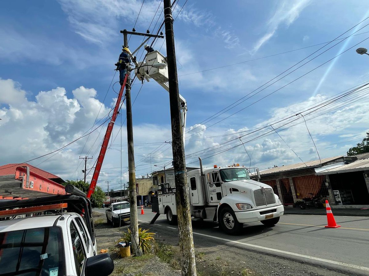 sitramilagroec's tweet photo. 💡Ayer realizamos el cambio de un transformador de 25 KVA por uno de 37.5 KVA en el Rcto.📍San Francisco de Soledad, Simón Bolívar. Este esfuerzo mejora la calidad y estabilidad del servicio eléctrico en la comunidad.
#nosomosdorados #somoshonrados https://t.co/dfi15raB4Y