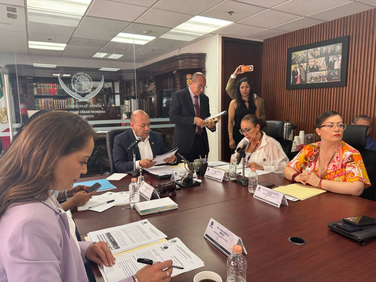 julioc_moreno's tweet photo. En la quinta reunión de la Junta Directiva de la Comisión de Justicia emitimos opinión en sentido positivo al Plan Nacional de Desarrollo (PND) 2025-2030, presentado por la Presidenta de la República @Claudiashein. 

Mañana, este importante documento será puesto a consideración en el Pleno de la Comisión. ¡Seguimos trabajando por el futuro de nuestro país! 🇲🇽

#JCM