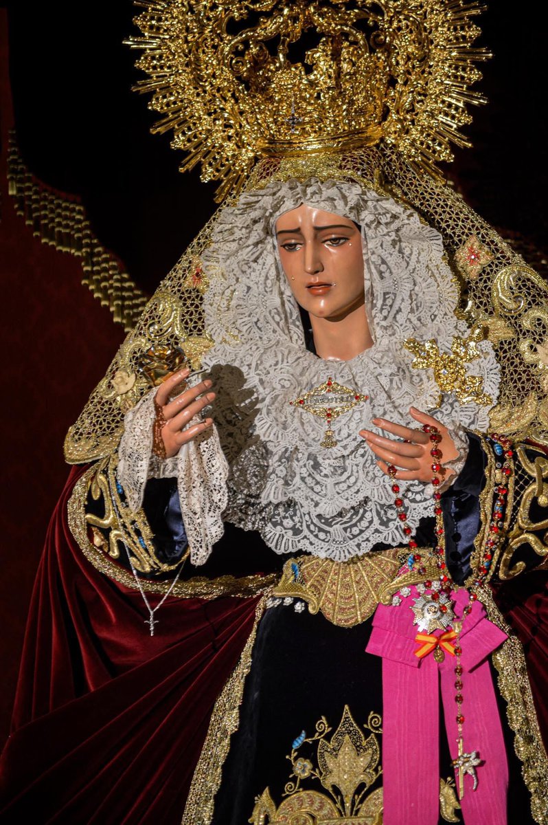 plazadlasmonjas's tweet photo. La Caridad de Huelva.
La virgen de Viaplana ataviada al puro estilo barrio.
Frente rizá, grandes vueltas de blondas en el pecho, cocas anchas, manos altas y manto recogido en la cintura.
Como luce la Caridad de reina, ella pide calle. El mejor cambio de Emilio para Semana Santa. https://t.co/93z1sIgGti