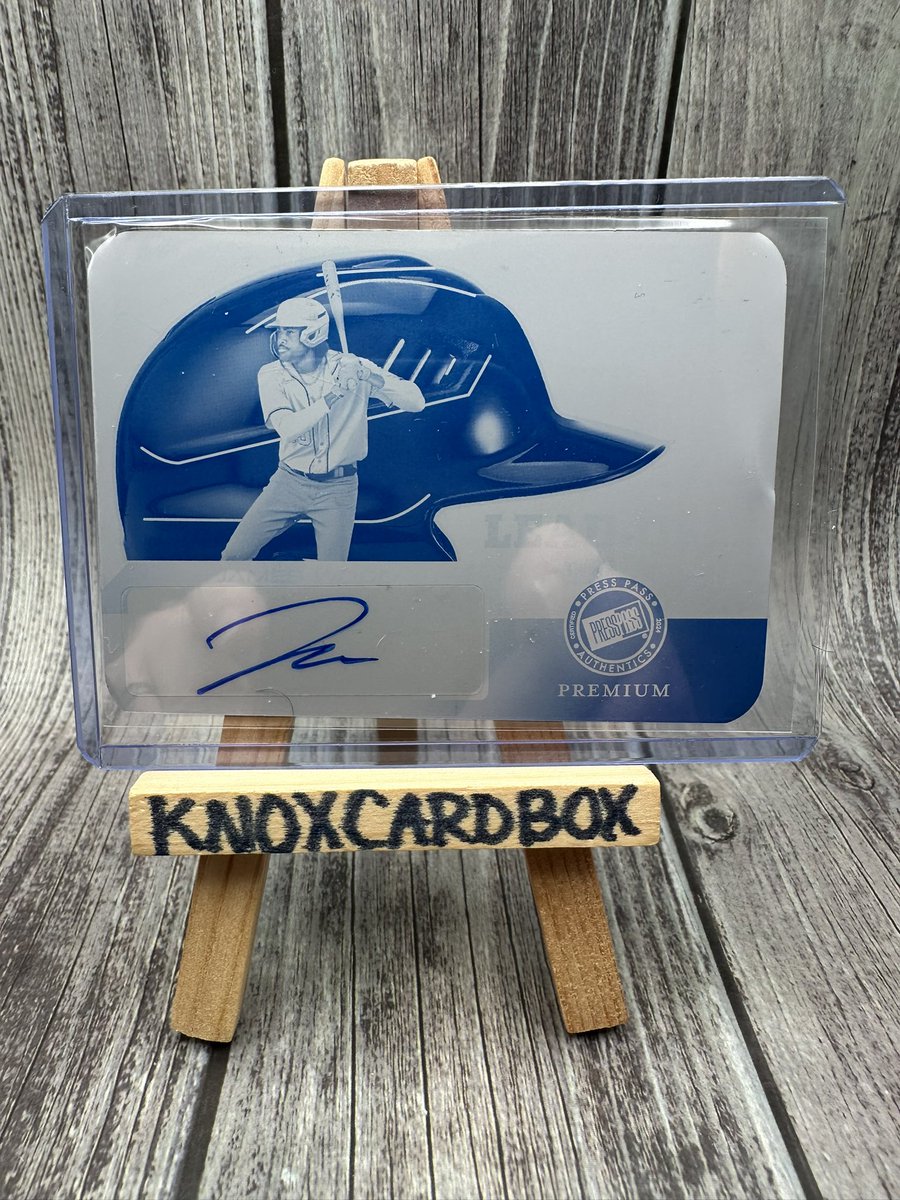 KnoxCardBox's tweet photo. Two nice hits from Leaf Press Pass Premium baseball. 
#Baseball #rookie #autograph https://t.co/z1pAgZN4rg