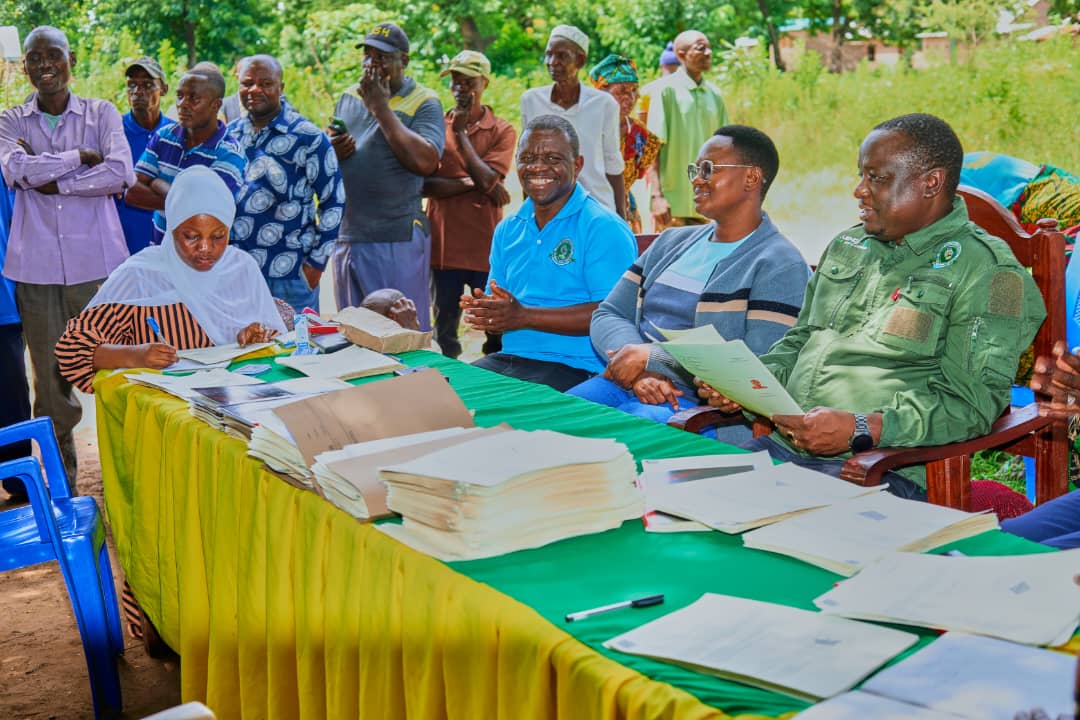 tfra_official's tweet photo. *TFRA, NLUPC Watekeleza zoezi la urasimishaji wa mashamba  mkoani Songwe* 

Mkurugenzi Mtendaji wa TFRA, Joel Laurent, ameridhishwa na utekelezaji wa zoezi la urasimishaji wa mashamba ya wakulima waliosajiliwa mkoani Songwe aliposhiriki kwenye zoezi la uhakiki wa hati miliki . https://t.co/9t02BRJCbC