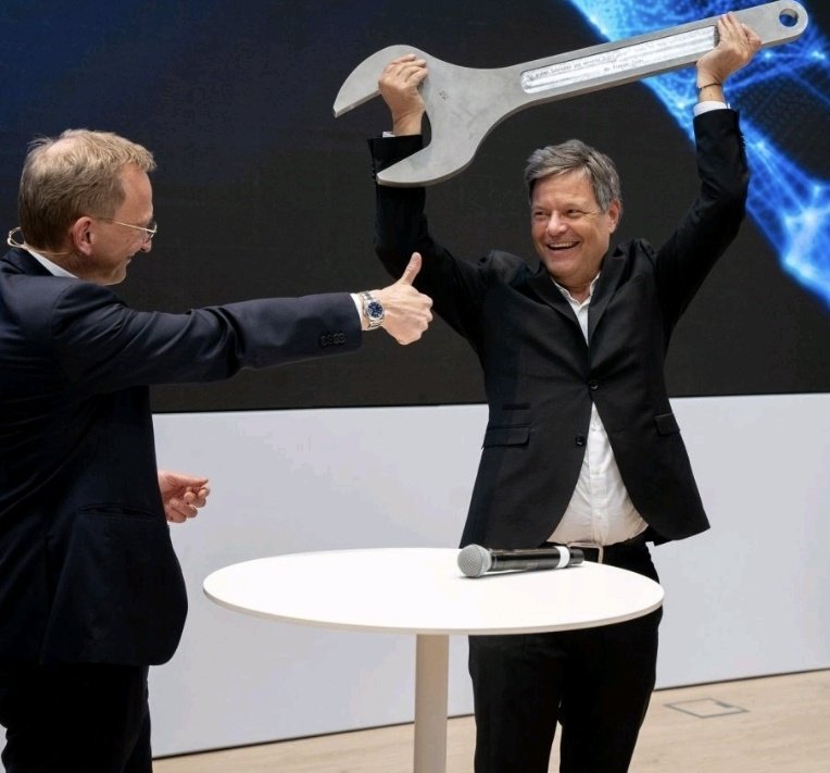 Andreas Evertz, CEO des deutschen Herstellers von Getrieben &amp; Kupplungen Flender, gibt #Habeck den 👍🏼, weil er die Planungszeiten für Windkraftanlagen halbiert hat! Durch #Habecks Gesetze ist DE heute europ. Vorreiter bei der Windenergie. Davon profitiert die gesamte Industrie.