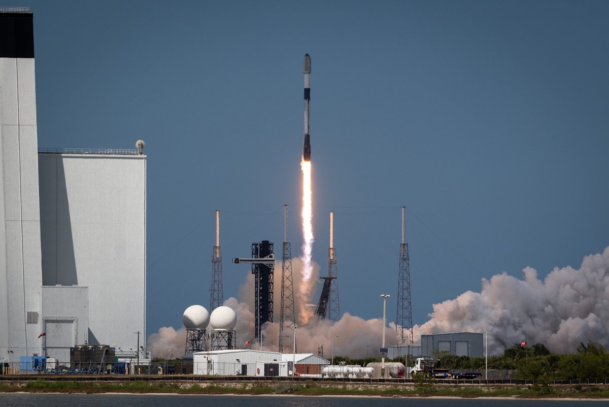SLDelta45's tweet image. Here's something you really can believe, no #AprilFools

Yesterday, there were two launches from the Eastern Range in less than 6 hours.

SLD 45 supported the launch of Starlink 6-80 as well as the crewed launch of FRAM2. 

🚀 : Starlink 6-80 &amp;amp; FRAM2 

2025 Launch Count: 2️⃣ 7️⃣
