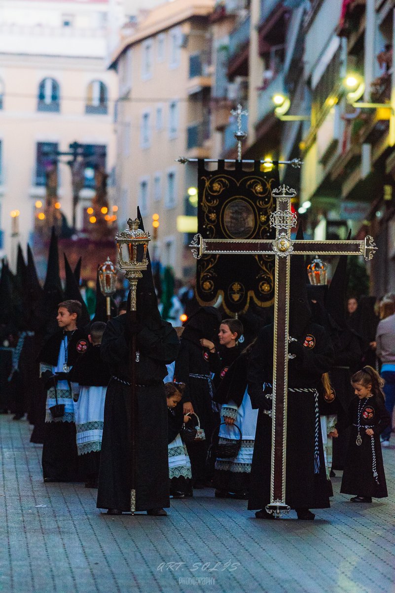 Fabricano Jaén (@fabricano_jaen) on Twitter photo ⏳ Faltan 2 días para Semana Santa ✝️ La cruz de guía de la Congregación del Santo Sepulcro abre paso con solemnidad, acompañada por los más pequeños, sembrando tradición y fe en el Viernes Santo jiennense. 🖤 #SemanaSantaJaén #ViernesSanto #SantoSepulcro #Calvario <a href="/ssepulcrojaen/">Congregación Santo Sepulcro</a> ⏳ Faltan 2 días para Semana Santa ✝️ La cruz de guía de la Congregación del Santo Sepulcro abre paso con solemnidad, acompañada por los más pequeños, sembrando tradición y fe en el Viernes Santo jiennense. 🖤 #SemanaSantaJaén #ViernesSanto #SantoSepulcro #Calvario <a href="/ssepulcrojaen/">Congregación Santo Sepulcro</a>