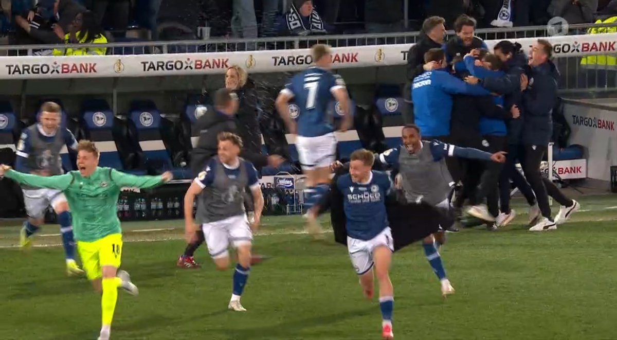 Karl_Lauterbach's tweet photo. Herzlichen Glückwunsch Arminia Bielefeld. Verdient, Respekt. Langsam glaube ich auch, dass es die Stadt wirklich gibt. https://t.co/iKekgWqCVe