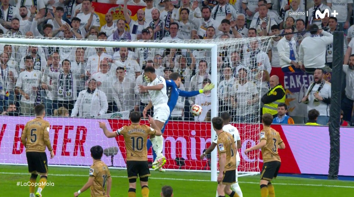 ArchivoVAR's tweet photo. 🖥️💥 El VAR continuó con su disparidad en el Real Madrid - Real Sociedad.

👉🏻 Bellingham remata y, tras ello, Remiro golpea con su mano en el rostro del inglés.

❌ ES PENALTI.

▪️ Se trata de una acción temeraria que, durante toda la temporada, se ha castigado con pena máxima. https://t.co/3XRG16ymgV
