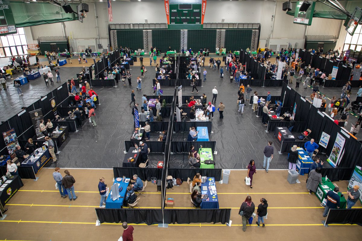 hagerstowncc's tweet photo. HCC, in partnership with @WashingtonCoMD  - Business &amp; Economic Development , @wcpsmd, and @WashCoChamber recently hosted a Washington County Career Expo along with the college’s Spring Open House that drew 1,500 participants!
#hccnow https://t.co/nzfhDfEy68
