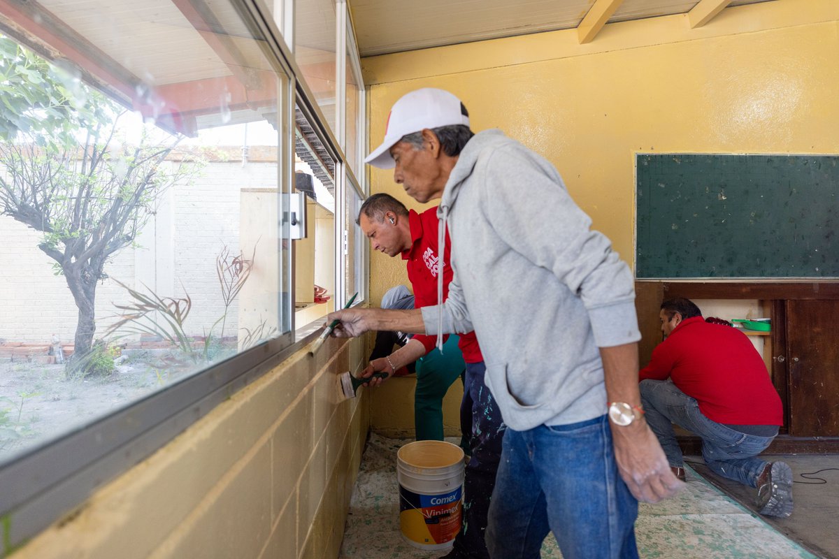 GobCoacalco2022's tweet photo. ¡Seguimos haciendo equipo por la educación! En colaboración con directivos y padres de familia, realizamos labores de pintura en las aulas de la escuela Estado de México, mejorando los espacios donde nuestras niñas y niños aprenden y crecen. 

#ContinuidadDeBuenosResultados https://t.co/YEnJ7wXZY7