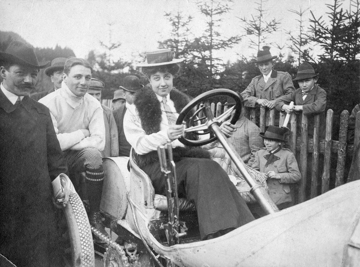 El 2 de abril de 1900 Emil Jellinek, dueño del primer concesionario Daimler y piloto de carreras, inscribió un vehículo Daimler como “Mercedes”, el nombre de su pequeña hija. El "Mercedes" sobre el capó marcó un antes y un después en el camino de la movilidad.