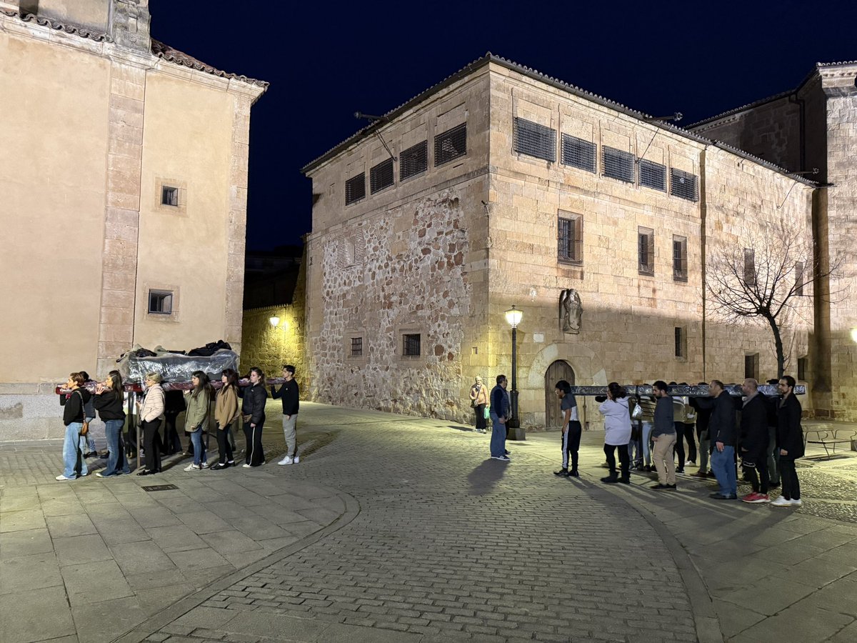 VCSalamanca's tweet photo. Mañana miércoles, 2 de abril de 2025, a las 20:30 h, seguimos con nuestros ensayos, ¡anímate a unirte a nuestra familia De la Vera Cruz!😉
#vcsalamanca #ensayos #pasos #tronos #carrozas #procesionar #unión #pasión #silencio #resurrección #vivencias #Iglesia #Capilla #Salamanca https://t.co/Y4djYTLe7i