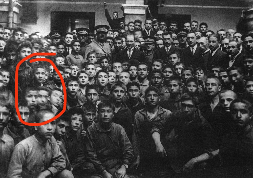 M043oglu's tweet photo. @zulfi_yar Bu dördü ikimiziziz .. Bidaha kaybolma ortadan cibilliyetini emcüklerim demiş olim.. Ayamın altında ol hep ematet gibi.. Taksici haydarı gibin adeta https://t.co/ER7EPmptmY