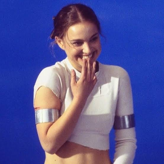TheCinesthetic's tweet photo. Natalie Portman on the set of ‘Star Wars: Attack of the Clones’, 2001. https://t.co/f66reglT8Q
