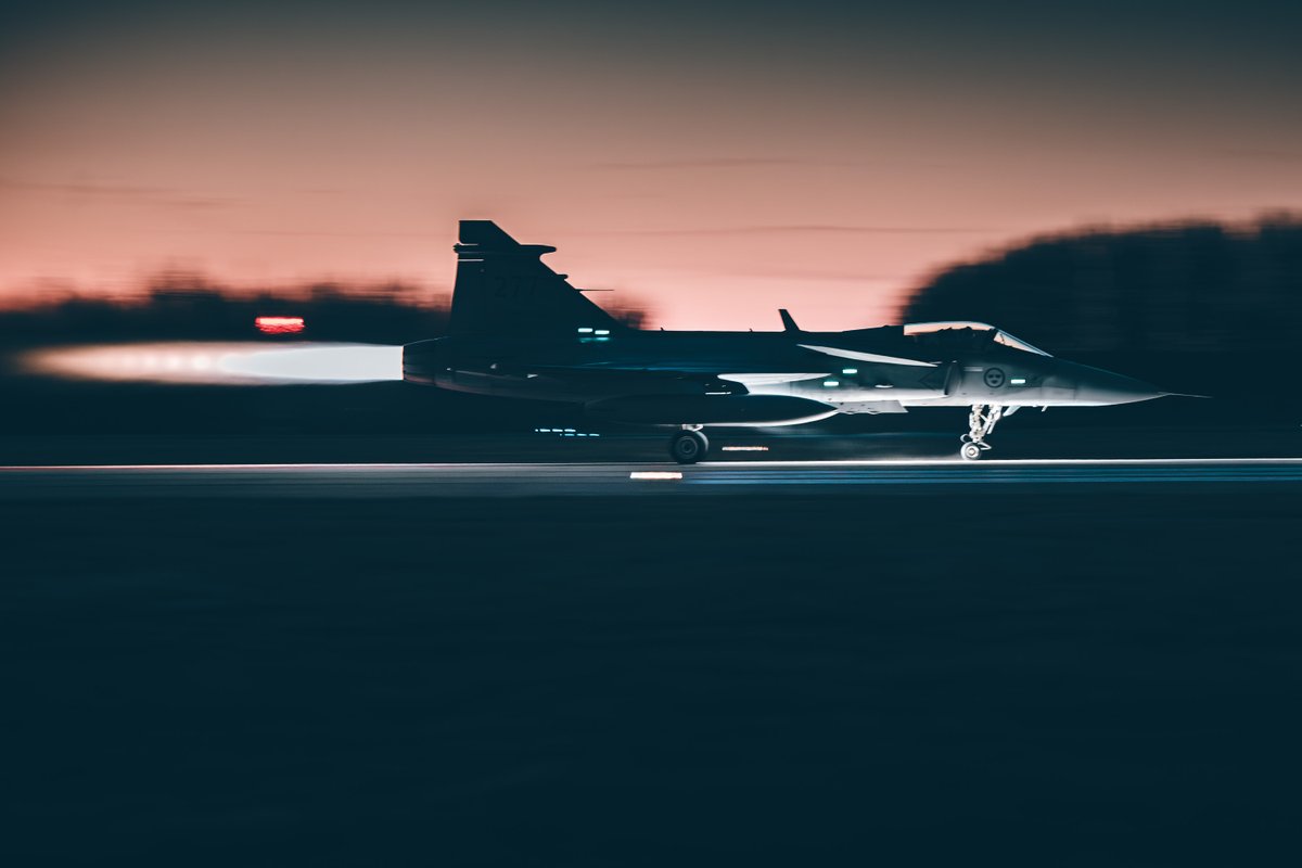 De eerste 2 dagen van #RamsteinFlag 2025 zijn succesvol verlopen! Bijna 100 vliegtuigen uit 18 landen voeren complexe trainingsmissies uit boven de Noordzee en Noord-Nederland. Samen met onze NAVO-bondgenoten trainen we zo realistisch mogelijk, overdag en in de avond💪#WeAreNATO