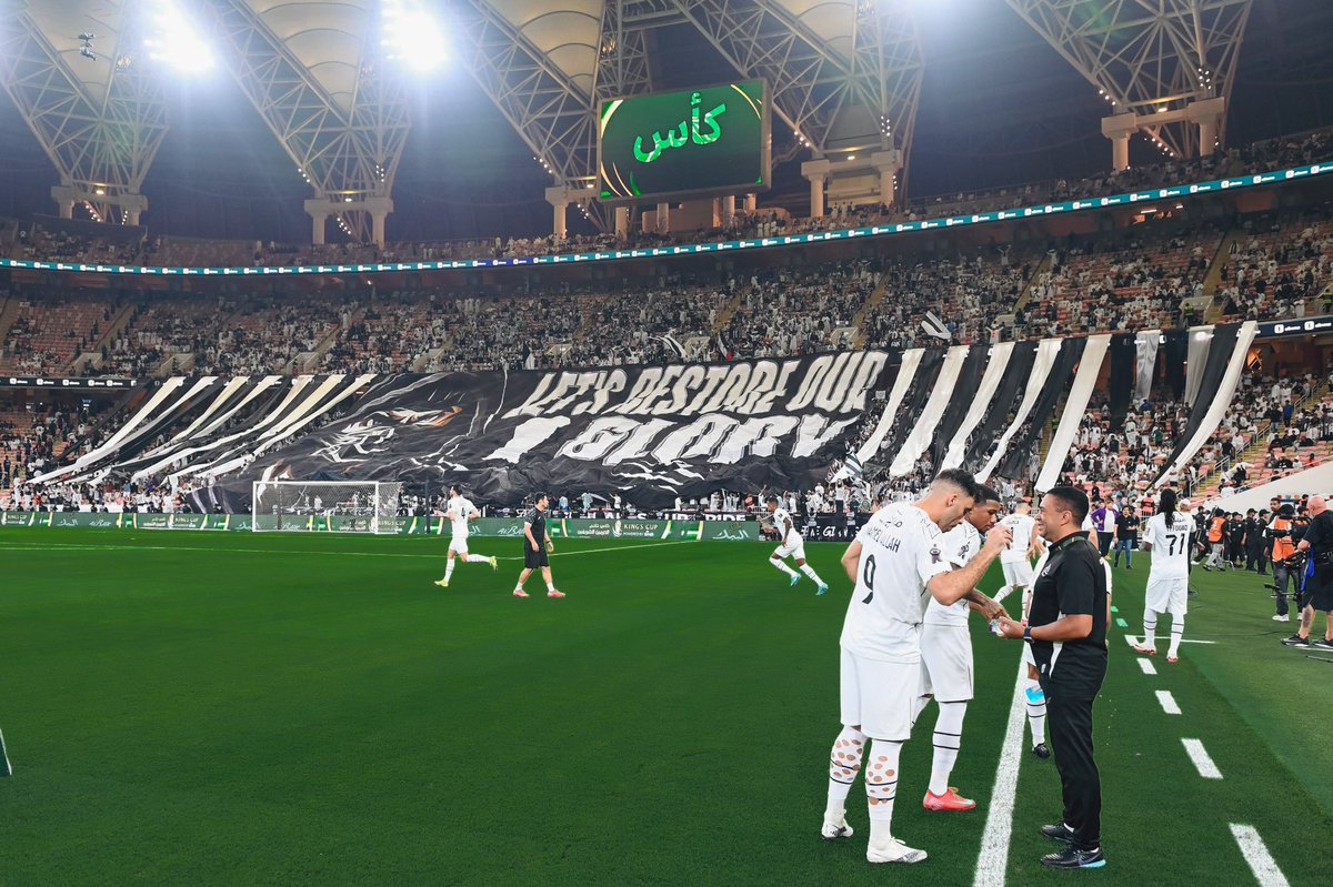 كرة القدم في بعض الأوقات تكون قاسية ومؤلمة وغير منصفة ، ولكن عليك أن تعلم بأنها سترضخ لك وستفتح المنصات لها ذراعيك قريبا ، لأنك كبير ستبقى كذلك وستعود حتمًا 🤍🖤🤍🖤
#الشباب