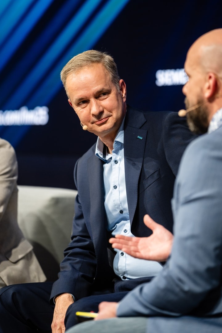 Spannende Erfahrung: Heute gemeinsam mit Daniel Mai und Max Radford live beim <a href="/Siemens/">Siemens</a>  Stage-Talk bei der #HM25 mit dem Thema "Industrial 5G in mining applications" - es war mir ein Vergnügen! 
(Video vermutlich in Kürze verfügbar...)