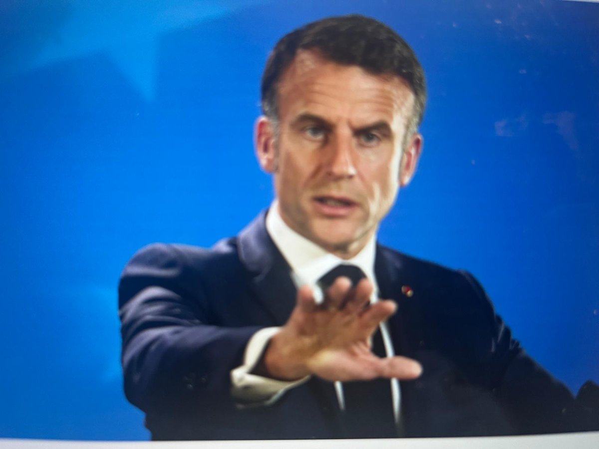 Absolutamente criminal el nepotismo del autócrata Macron . Nombra a un amigo presidente del Tribunal Constitucional y pocos días después acusa a su principal opositora Marine Le Pen, a quien las encuestas dan vencedora en las elecciones presidenciales francesas, de malversación