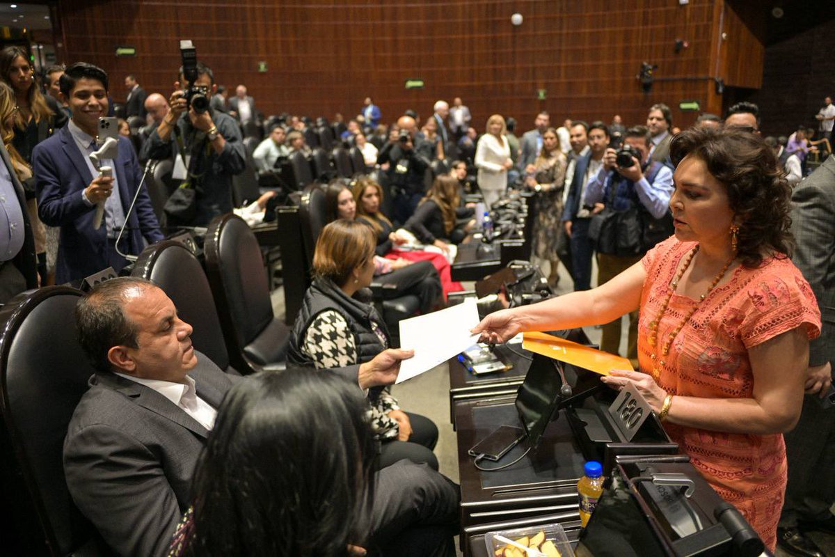 Cuauhtémoc Blanco.

Todavía estás a tiempo de decidir cómo quieres que te recuerden: como el futbolista que le dio momentos de gloria a su país o como el político acusado de violación que usó el privilegio del poder para ocultarse de la justicia.

Hoy le entregamos una carta que