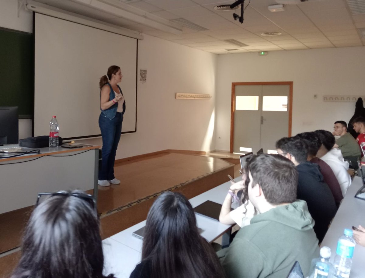 MJRADIOKISSFM's tweet photo. Cuando me preguntan desde cuando tenías claro que lo tuyo era la radio?  Sonrió y pienso nunca he tenido dudas desde que aquel día que empecé con  8 años. 
Gracias a la facultad de periodismo por contar conmigo y hacerme disfrutar  cada vez con estos maravillosos operiodistas https://t.co/UQ0pukgbDU