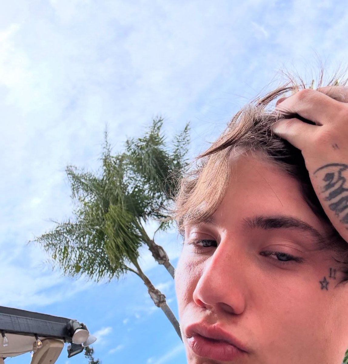 acervojxdn's tweet image. ele mandando beijinho pro fandom do brasil pq somos as mais mais
