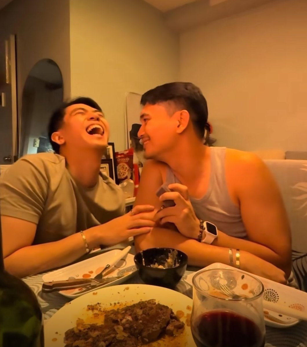 magulo man ang mundo,
maraming pagsubok ang dadalo
pero isa lang ang sigurado,
yun ang pagmamahalan ninyo.

sobrang saya,
kita naman sa mga mata
labi na nakangiti,
hanggang dulo ikaw ang palagi.
——
you two deserve to be seen, appreciated, and loved. 🥹🤍

 vt.tiktok.com/ZSrrcWG5c/