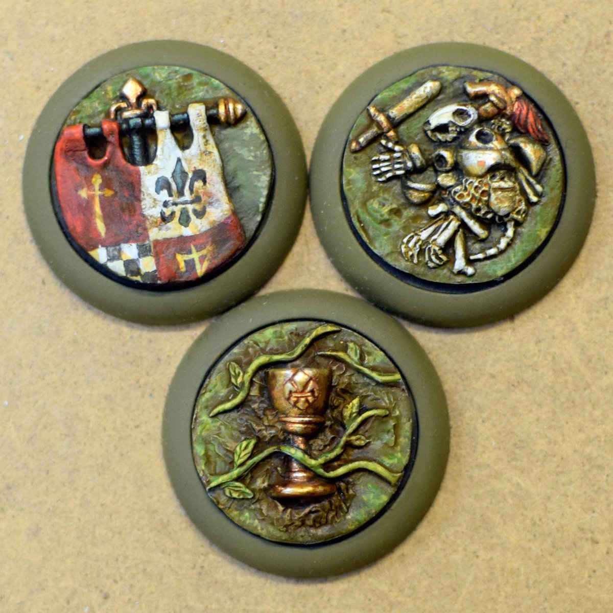 A Royalist Hound knight, and some objective markers... all Bands need three objective markers in the new version of Burrows &amp; Badgers. It can be fun to make your own, but we've done these just to make it easy to get started.

#burrowsandbadgers #oathsworn #anthro #miniatures