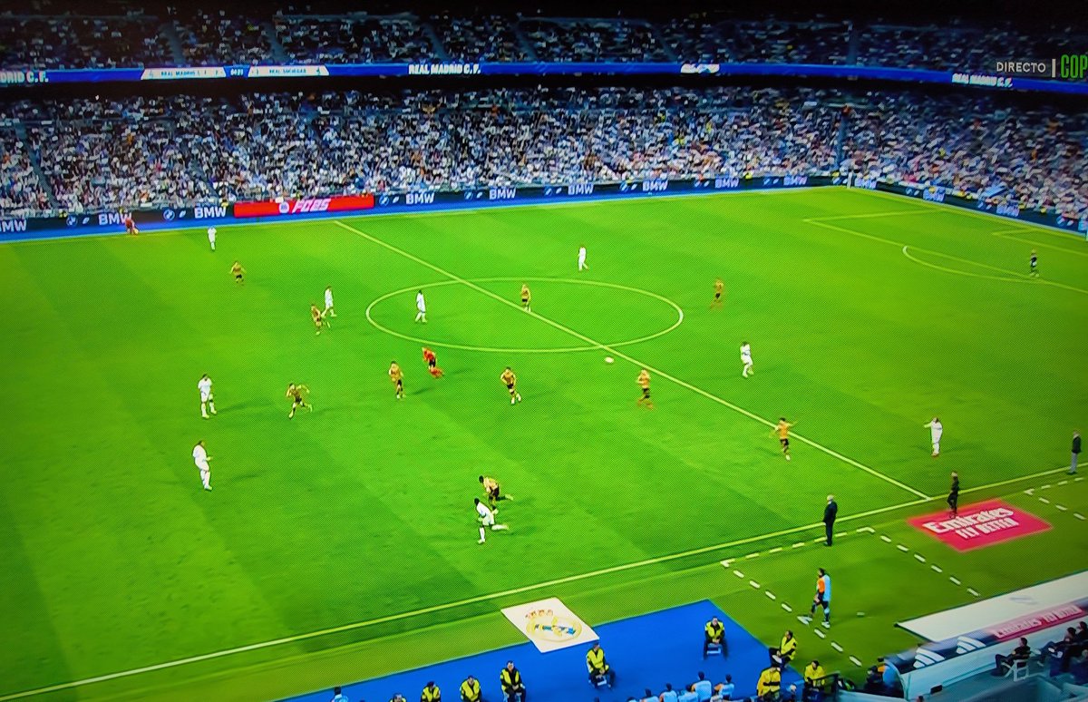 Fuera de juego de Mbappé que no se pita y acaba con gol del Madrid en el córner.

Un día más en la oficina.