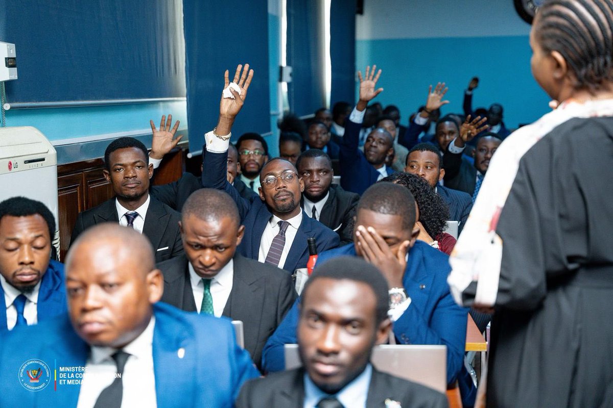 PatrickMuyaya's tweet photo. #RDC : « Vous devez comme moi appartenir à la génération qui derrière le Président Tshisekedi va mettre définitivement fin à ce conflit qui dure depuis 31 ans. »

Aux élèves de la 9ème promotion de l’@EnaRDC_Officiel dite « Mamadou Ndala », j’ai expliqué les enjeux de la guerre, notre stratégie reposant sur plusieurs fronts et qui a permis aujourd’hui de déconstruire le narratif mensonger du #Rwanda. 

À la lumière de nos 3 heures d’échanges, j’ai compris que la République peut véritablement compter sur ce groupe d’officiers prêts à rejoindre le champs de bataille tant pour mettre fin à la guerre que pour gagner le défi du développement. 

Félicitations au Directeur Général @tombolamuke et à toute son équipe pour le bon encadrement de cette pépinière de grands esprits. 

Les énarques représentent le présent et l’avenir de notre pays !!! 

#CongolaisTelema !!!!

#ToutPourLaPatrie !!!!

#BendeleEkweyaTe 🇨🇩🇨🇩🇨🇩🇨🇩 !!!!