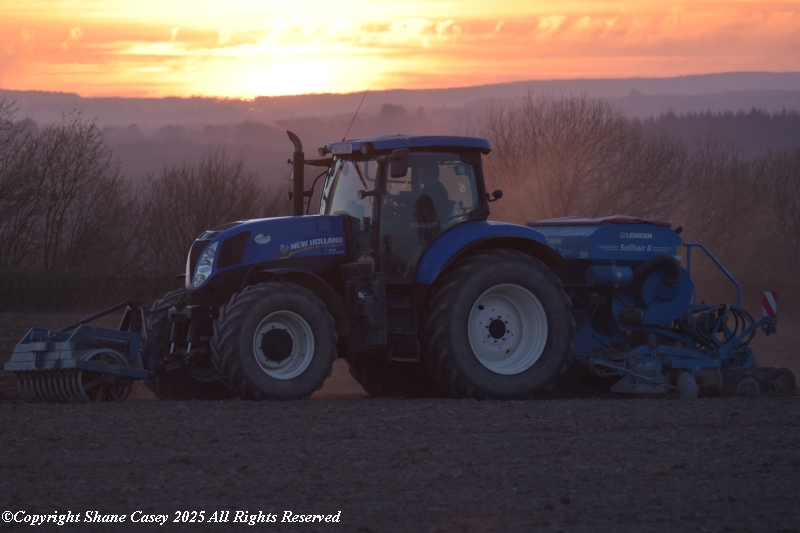 #SpringTillage2025 For the first time in a while got out on time from work and with the changes in daylight savings I struck it good on the way home. Spring barley being planted in good conditions near home this evening
#IrishFarming #IrishAgri #IrishTillage #sunsetchaser