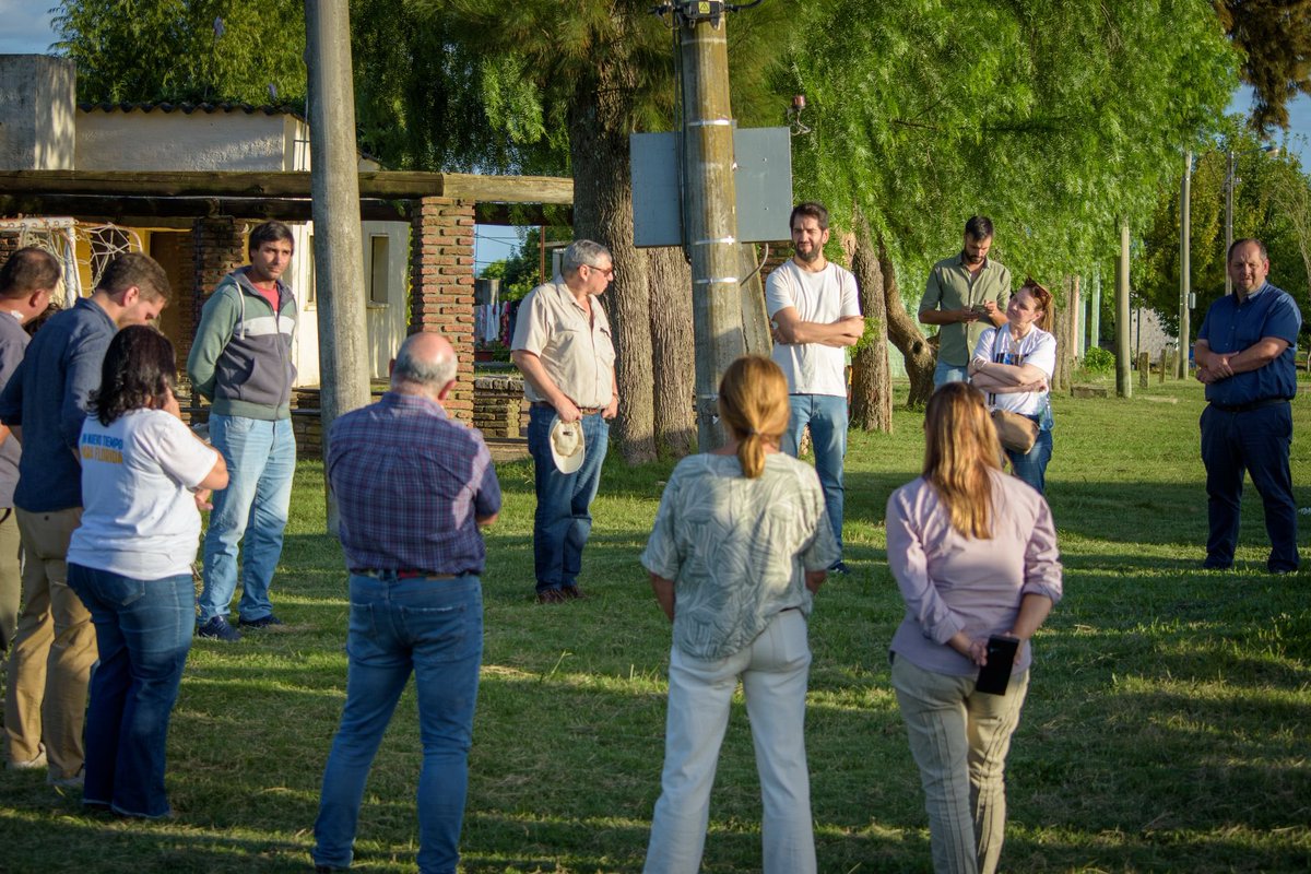 PajaroEnciso's tweet photo. Promediando buena gira por el Norte del departamento. Ya intercambiamos inquietudes y propuestas con vecinos de Goñi y Puntas de Maciel, seguimos ahora rumbo a Pintado y La Cruz. https://t.co/7ZpqNXJLg5