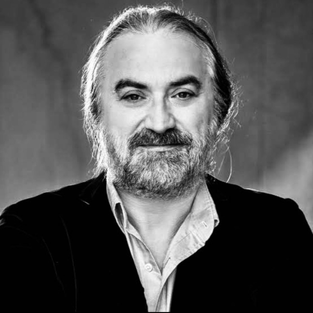 Şimdi ilk resimle ikinci resim arasında ne alaka var?

Şöyle ki...

İlk resimde genç biyomedikal mühendisi adaylarımız defibrilatör geliştirilmesi üzerine çalışmalarını anlatıyorlar.

İkinci resimde sahnede binlerce belki on binlerce kişinin gözü önünde kalp krizi geçiren, 45
