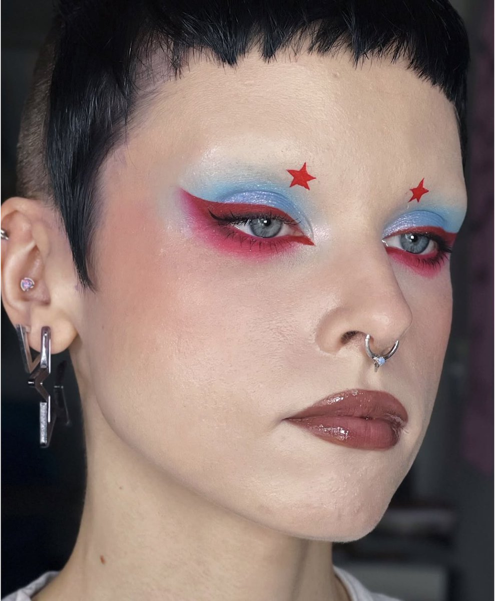 sugarpillmakeup's tweet photo. ๐ฉตโฅ๏ธ @punkrplus is a superstar in this bold look using Helium eyeshadow! ๐ That blended wing + this color combo is everything! #sugarpill #starmakeup #blueeyeshadow #fairymakeup https://t.co/vq2mpGalcw