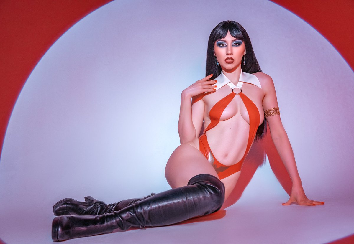 lauren_delorean's tweet image. Need a new wallpaper? 
😈
#vampirella #latex