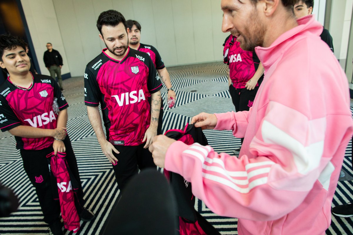 Mientras los chicos de VCT se juntaban con Messi en Los Angeles, parte del staff nos juntamos a almorzar con el Kun en la terraza del KLUB... día muy lindo🤟✨