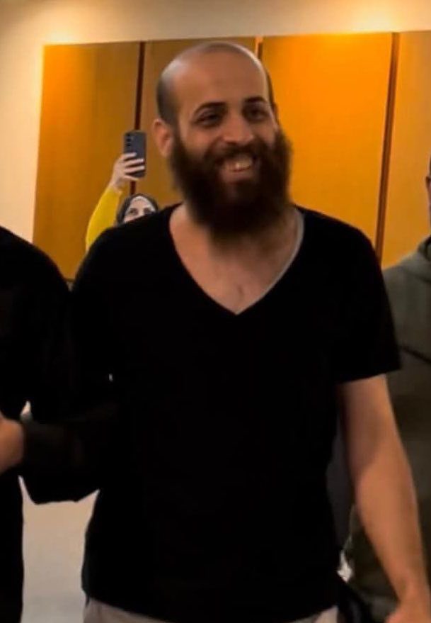 وصول الاسير الحاج حيدر سليم الى مطار بيروت 

الحمد لله عالسلامة ❤️