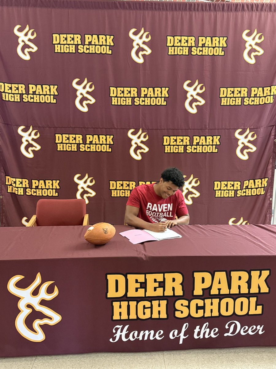 Congrats to <a href="/BraylonOkunola/">Braylon Okunola</a> signing with <a href="/RavenFootballBC/">Benedictine Football</a> 🦌