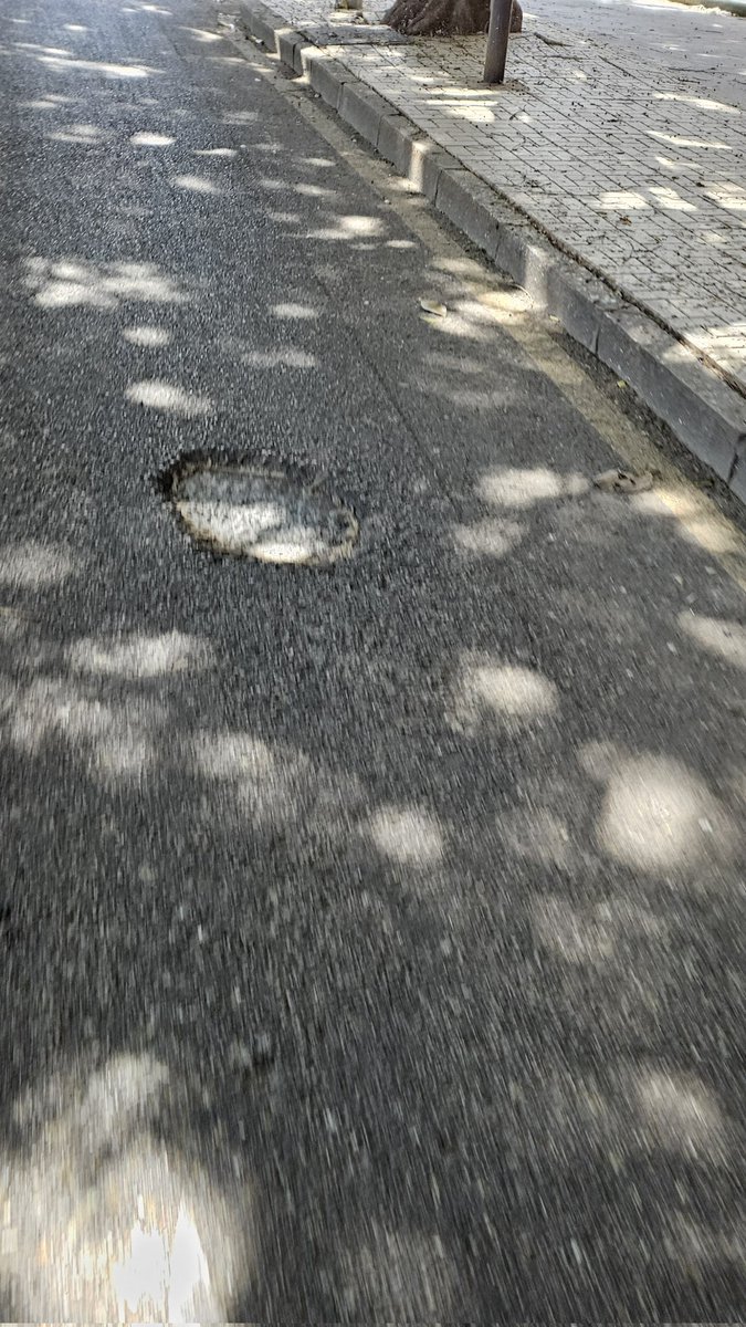Una trampa mortal para ciclistas y conductores de patinete o moto en el carril 30 a la altura del hotel <a href="/ILUNIONHotels/">ILUNION Hotels</a> en el paseo marítimo Antonio Machado. Zona umbría, bajo un árbol, si es de día vienes deslumbrado y lo ves cuando ya está encima. ¡Que no pase ná! <a href="/movilidadmlg/">Área de Movilidad Málaga</a>