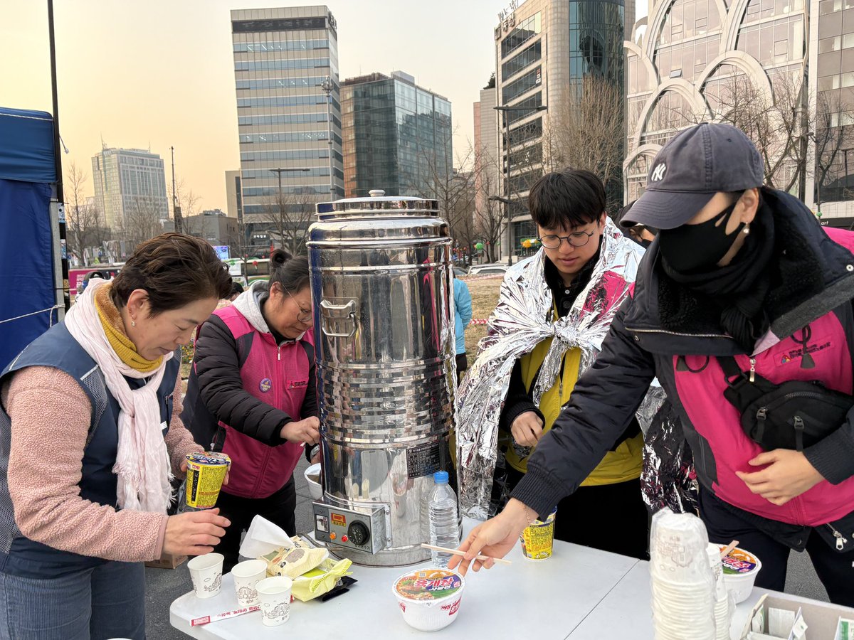 serviceunion's tweet photo. 한강진 광화문 그리고 이제 헌법재판소 앞에서 시밈들과 함께 밤을 보내고 아침을 맞는 서비스연맹 조합원들 _ 다시만난세계로 여는 아침은 컵라면이죠 https://t.co/MexWLVgIzs