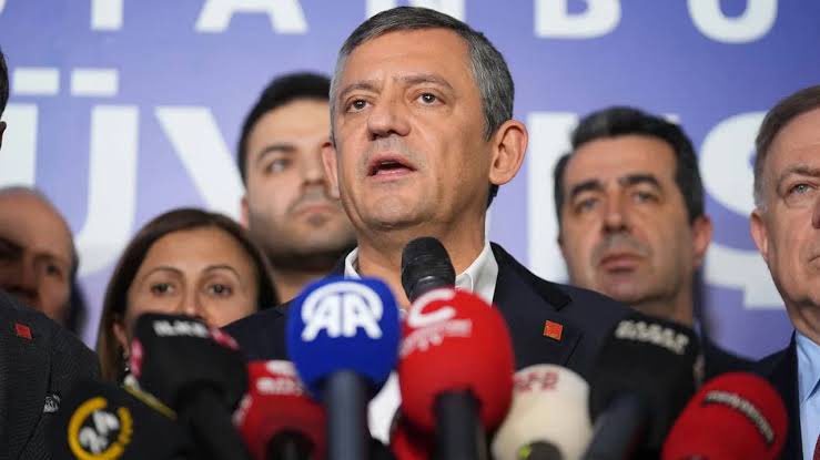 batuhancolak33's tweet photo. Boykot kararı, iktidar kanadında büyük bir paniğe yol açtı.

Özellikle TRT oyuncularının katılımı işleri bir anda değiştirdi. Aybüke Pusat ile başlayan kırılma, sanat camiasındaki diğer kişileri de katan bir çözülmeyi beraberinde getirdi.

Önüne geçebilmek için Cem Küçük üzerinden bu kişilerin ifadeye çağrılacağı açıklandı.

Ancak bu duyuru sonrası boykot katılımları daha da katlandı. Hatta bir TRT senaristi de konuya dahil olarak herhangi bir oyuncumu boykota katıldı diye işten çıkarırsanız sizinle bir daha çalışmam açıklaması yaptı.

TOBB Başkanı Rifat Hisarcıklıoğlu (belli ki baskıyla) boykota tepki gösteren yorumlara kapalı bir tweet attı. Ancak en son isteyeceği şey oldu ve Özgür Özel kendisini direkt alıntılayarak tepki gösterdi.

Bakanlar, iktidar sözcüleri açıklama üstüne açıklama yapıyorlar.

Üniversite öğrencilerinin girişimiyle başlayan boykot kampanyası, Saraçhane’de toplanan yüz binlerden daha fazla tesir bırakmaya başladı iktidar üzerinde.
