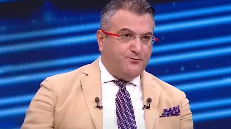 batuhancolak33's tweet photo. Boykot kararı, iktidar kanadında büyük bir paniğe yol açtı.

Özellikle TRT oyuncularının katılımı işleri bir anda değiştirdi. Aybüke Pusat ile başlayan kırılma, sanat camiasındaki diğer kişileri de katan bir çözülmeyi beraberinde getirdi.

Önüne geçebilmek için Cem Küçük üzerinden bu kişilerin ifadeye çağrılacağı açıklandı.

Ancak bu duyuru sonrası boykot katılımları daha da katlandı. Hatta bir TRT senaristi de konuya dahil olarak herhangi bir oyuncumu boykota katıldı diye işten çıkarırsanız sizinle bir daha çalışmam açıklaması yaptı.

TOBB Başkanı Rifat Hisarcıklıoğlu (belli ki baskıyla) boykota tepki gösteren yorumlara kapalı bir tweet attı. Ancak en son isteyeceği şey oldu ve Özgür Özel kendisini direkt alıntılayarak tepki gösterdi.

Bakanlar, iktidar sözcüleri açıklama üstüne açıklama yapıyorlar.

Üniversite öğrencilerinin girişimiyle başlayan boykot kampanyası, Saraçhane’de toplanan yüz binlerden daha fazla tesir bırakmaya başladı iktidar üzerinde.