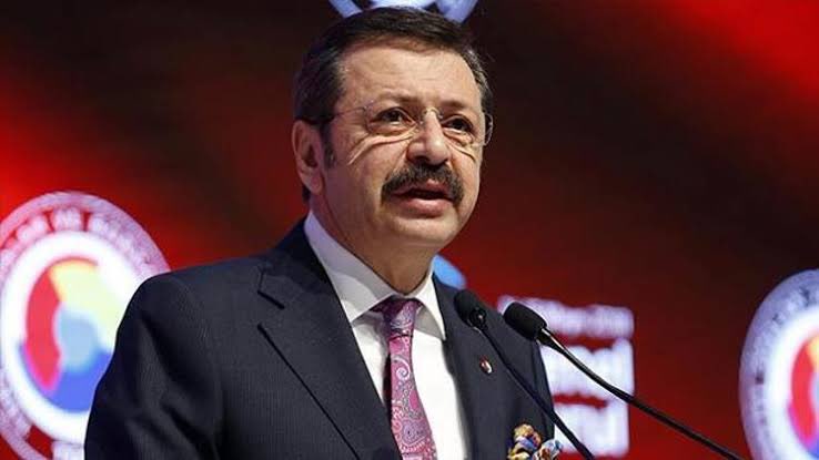 batuhancolak33's tweet photo. Boykot kararı, iktidar kanadında büyük bir paniğe yol açtı.

Özellikle TRT oyuncularının katılımı işleri bir anda değiştirdi. Aybüke Pusat ile başlayan kırılma, sanat camiasındaki diğer kişileri de katan bir çözülmeyi beraberinde getirdi.

Önüne geçebilmek için Cem Küçük üzerinden bu kişilerin ifadeye çağrılacağı açıklandı.

Ancak bu duyuru sonrası boykot katılımları daha da katlandı. Hatta bir TRT senaristi de konuya dahil olarak herhangi bir oyuncumu boykota katıldı diye işten çıkarırsanız sizinle bir daha çalışmam açıklaması yaptı.

TOBB Başkanı Rifat Hisarcıklıoğlu (belli ki baskıyla) boykota tepki gösteren yorumlara kapalı bir tweet attı. Ancak en son isteyeceği şey oldu ve Özgür Özel kendisini direkt alıntılayarak tepki gösterdi.

Bakanlar, iktidar sözcüleri açıklama üstüne açıklama yapıyorlar.

Üniversite öğrencilerinin girişimiyle başlayan boykot kampanyası, Saraçhane’de toplanan yüz binlerden daha fazla tesir bırakmaya başladı iktidar üzerinde.