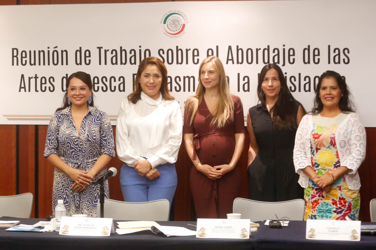 IvidelizaR's tweet photo. Agradezco a Ingrid Giskes, directora de la Iniciativa Global contra Redes de Pesca Fantasma, por sumarse a esta lucha. También a Claudia Cecilia Olimón y Eleadora Aranda por su trabajo en equilibrar la pesca con la protección del medio ambiente. 🎣 https://t.co/h5NWQLWF2y