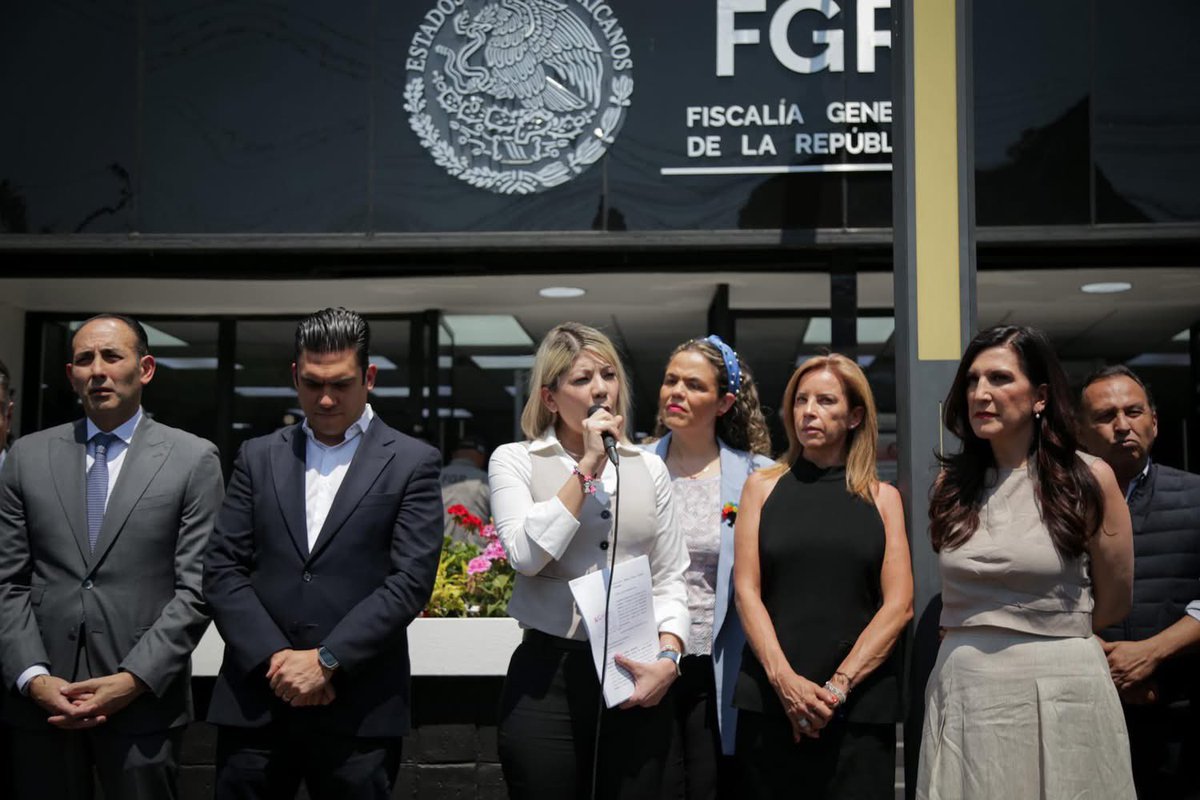 Daniela Alvarez (@ddanielaa) on Twitter photo El día de hoy hemos presentado denuncia ante la <a href="/FGRMexico/">FGR México</a> contra la senadora <a href="/AndreaChavezTre/">Andrea Chávez</a> por al menos 15 presuntos delitos. No nos vamos a detener y buscaremos sanciones ejemplares. Basta del abuso de poder por parte de esta senadora. El día de hoy hemos presentado denuncia ante la <a href="/FGRMexico/">FGR México</a> contra la senadora <a href="/AndreaChavezTre/">Andrea Chávez</a> por al menos 15 presuntos delitos. No nos vamos a detener y buscaremos sanciones ejemplares. Basta del abuso de poder por parte de esta senadora.