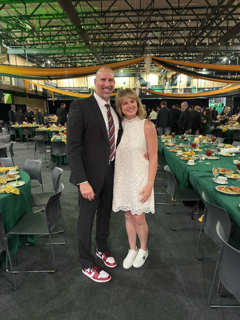 What a night getting to hear the 🐐, <a href="/TheJohnCMaxwell/">John C. Maxwell</a> is 🔥 
Love hanging with our kids! 
<a href="/OklahomaBaptist/">Oklahoma Baptist</a> 
<a href="/ZachFrazier5/">Zach Frazier</a> 
<a href="/MFraz60/">Madison Frazier</a> 
<a href="/jfraz22/">Justin Frazier</a>