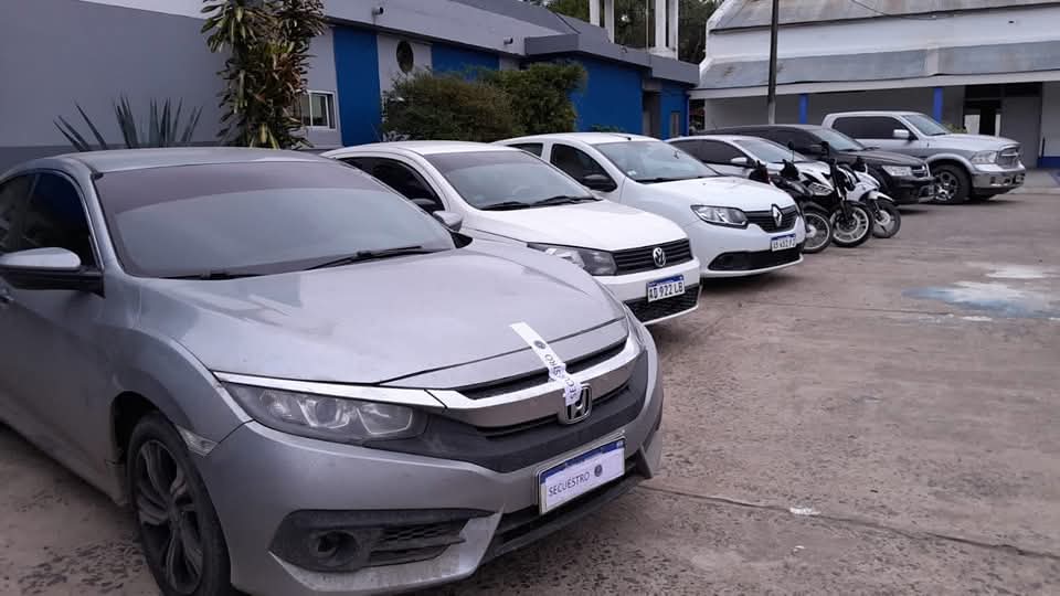 fabriglibo's tweet image. #CHACO 🚨

Algunos de los #SECUESTROS de los allanamientos contra dirigentes piqueteros por lavado de dinero 💲 

Ojo, todavía no está el total (deben estar contando) de efectivo incautado.

4 kapangas detenidos.

Otra megacausa que involucra el manejo de fondos del kirchnerismo